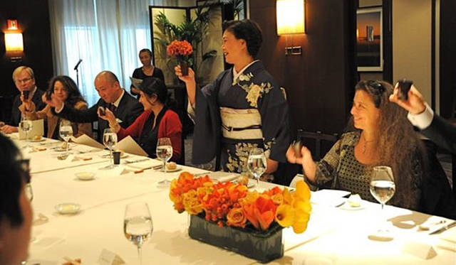 <b>きき酒師チズコ｜日本酒ソムリエ</b>　スピーチをした「五はんソサエティ」創設者の川野作織さんは、ニューヨークで和包丁の魅力を広く伝えた第一人者。いまではニューヨーク外の州はもちろん、世界中のシェフが川野さんが代表を務める「KORIN」にピカピカの和包丁を求め集まります。http://korin.com