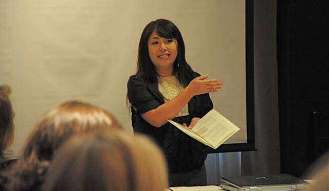 <b>きき酒師チズコ｜日本酒ソムリエ</b>　お酒の説明をする私。緊張しまくりです。