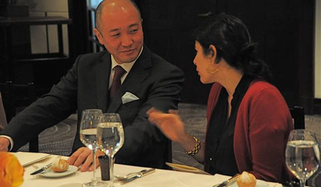 <b>きき酒師チズコ｜日本酒ソムリエ</b>　この日の石川県の食材を使用した料理のアドバイザーは、金沢市銭谷の高木シェフ。流暢な英語でニューヨークのセレブなフーディーズたちの質問に難なく回答！　頼もしい！