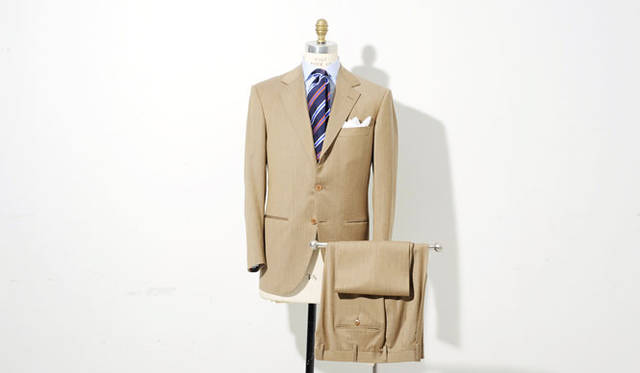 　スーツ46万2000円、シャツ4万6200円、ネクタイ1万8900円（すべてリヴェラーノ＆リヴェラーノ／ザ ソブリンハウス）