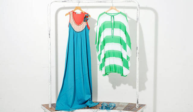 <b>UNITED ARROWS｜ユナイテッドアローズ</b>　マキシワンピース2万5200円（ジゼル バルボサ／ユナイテッドアローズ）、カフタン1万6800円（ヴィックス／ユナイテッドアローズ）