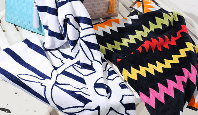 <b>UNITED ARROWS｜ユナイテッドアローズ</b>　ビーチタオル各3001円（テカ／ユナイテッドアローズ）