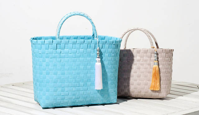 <b>UNITED ARROWS｜ユナイテッドアローズ</b>　バスケット ライトブルー2310円（スタイルフォーリビング）、ベージュ2205円（ユナイテッドアローズ）