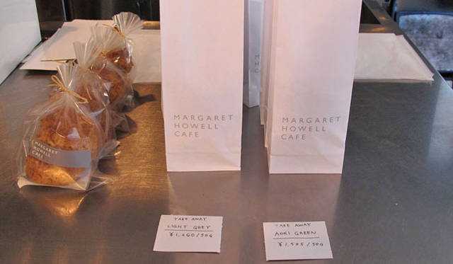 　『マーガレット・ハウエル 神南』カフェ<br />量り売りの「LIGHT GRAY＝アールグレイ」とグリーンティー「AOKI GREEN」