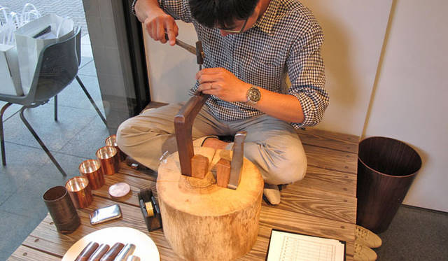 　『マーガレット・ハウエル 神南』カフェ<br />開化堂の八木隆裕氏による茶筒の実演販売