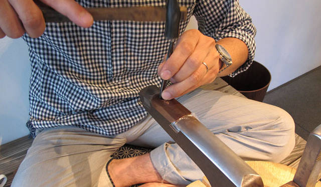 　『マーガレット・ハウエル 神南』カフェ<br />開化堂の八木隆裕氏による茶筒の実演販売