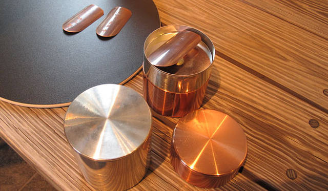 　『マーガレット・ハウエル 神南』カフェ<br />開化堂の八木隆裕氏による茶筒の実演販売