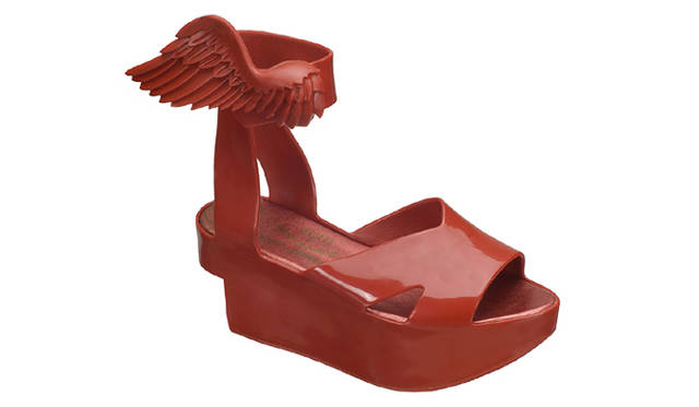 <b>Vivienne Westwood｜ヴィヴィアン・ウエストウッド</b><br />「メリッサ」とのコラボレーションコレクションにニューモデル＆キッズラインが登場！<br />「Rocking Horse Wing」　2万5200円