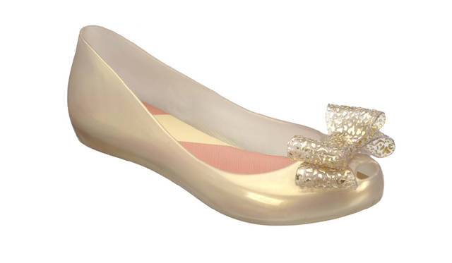 <b>Vivienne Westwood｜ヴィヴィアン・ウエストウッド</b><br />「メリッサ」とのコラボレーションコレクションにニューモデル＆キッズラインが登場！<br />「Ultragirl V」　1万8900円