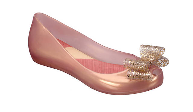 <b>Vivienne Westwood｜ヴィヴィアン・ウエストウッド</b><br />「メリッサ」とのコラボレーションコレクションにニューモデル＆キッズラインが登場！<br />「Ultragirl V」　1万8900円