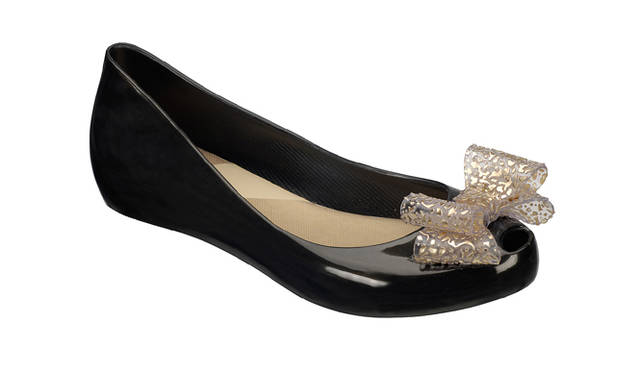 <b>Vivienne Westwood｜ヴィヴィアン・ウエストウッド</b><br />「メリッサ」とのコラボレーションコレクションにニューモデル＆キッズラインが登場！<br />「Ultragirl V」　1万8900円