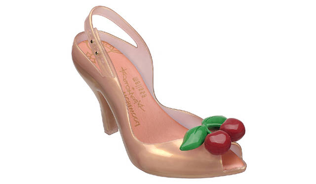 <b>Vivienne Westwood｜ヴィヴィアン・ウエストウッド</b><br />「メリッサ」とのコラボレーションコレクションにニューモデル＆キッズラインが登場！<br />「Lady Dragon with Cherry」　2万3100円