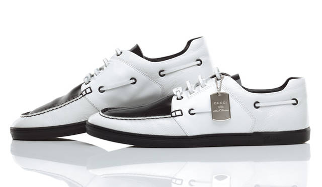 <b>GUCCI｜グッチ</b>　右｜シューレースに備えられたシルバーのドッグタグには「Gucci with Mark Ronson」の刻印が。「グッチ ロンソン スニーカー」 8万2950円（グッチ／グッチ ジャパン）（グッチ／グッチ ジャパン）