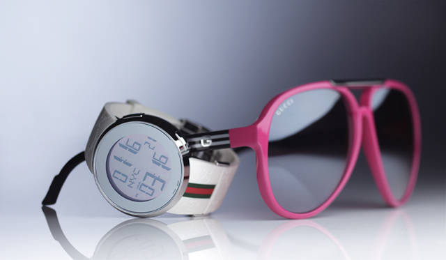 <b>GUCCI｜グッチ</b>　GUCCI ICON-TEMPORARY TOKYOでは、サングラスとウォッチも販売される。ウォッチ「I-GUCCI」16万650円（グッチ／ラグジュアリー・タイムピーシズ ジャパン）、サングラス「GUCCI EYEWEB」[フューシャ]2万6250円（グッチ／グッチ ジャパン）