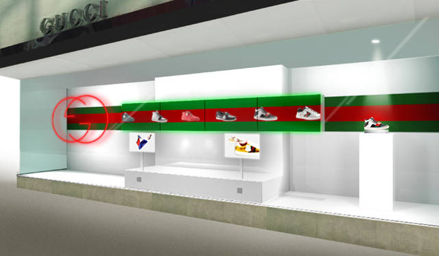<b>GUCCI ICON-TEMPORARY TOKYO</b>　ショップウィンドウは最新テクノロジーを使ったタッチパネル式のインタラクティブな仕様。モニター上に流れている映像から好きなスニーカーをパーソナルスクリーンへセレクトし、タッチ操作で画像を拡大・回転するなど、スニーカーのディテールが360度自由にチェックできる。また、設置された小型カメラで撮影した自分の写真にスニーカーを履かせるバーチャル・フィッティングが楽しめるほか、その写真はQRコードで自分の携帯電話に保存も可能。