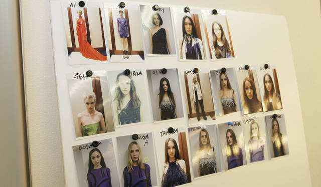 <b>EMILIO PUCCI｜エミリオ・プッチ　2010-11年秋冬コレクション　</b><br />メイクルームには、モデルがショーで着る服が分かるようにポラ写真が貼られている。