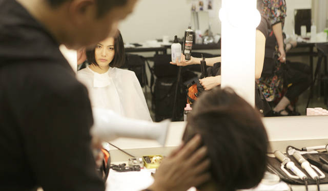 <b>EMILIO PUCCI｜エミリオ・プッチ　2010-11年秋冬コレクション　</b><br />モデルの小泉深雪さん。ヘアはボリュームを出して仕上げていく。