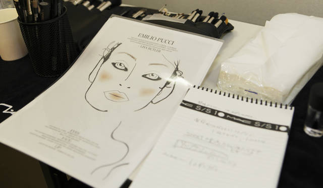 <b>EMILIO PUCCI｜エミリオ・プッチ　2010-11年秋冬コレクション　</b><br />メイクのイメージイラスト。目の下にシャドーを入れて、あとはナチュラルに仕上げていく。