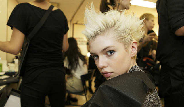 <b>EMILIO PUCCI｜エミリオ・プッチ　2010-11年秋冬コレクション　</b><br />ヘアメイクをほぼ終えた状態のモデル。あとは目の下をレタッチして、最終仕上げを。