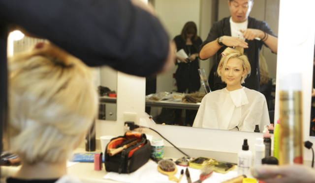 <b>EMILIO PUCCI｜エミリオ・プッチ　2010-11年秋冬コレクション　</b><br />ヘアメイク中のモデルは富永 愛さん。リラックスして談笑しながら。