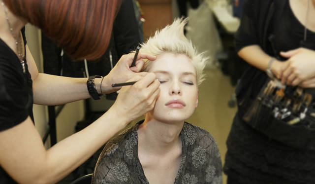 <b>EMILIO PUCCI｜エミリオ・プッチ　2010-11年秋冬コレクション　</b><br />メイクのチーフ、M・A・Cの耕 万理子さんによって、最終の仕上げがほどこされていく。