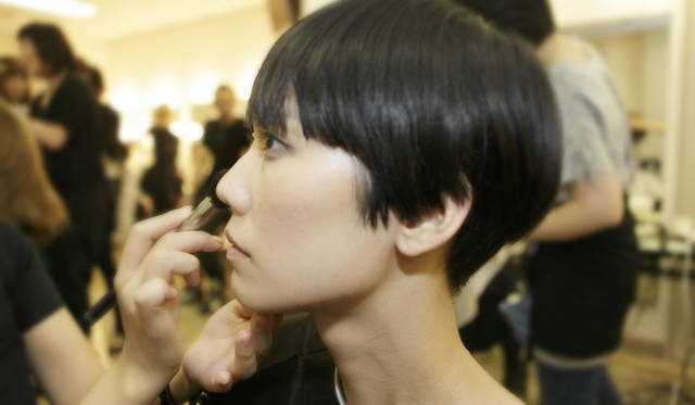 <b>EMILIO PUCCI｜エミリオ・プッチ　2010-11年秋冬コレクション　</b><br />メイク中のモデル、TAO（タオ）さん。