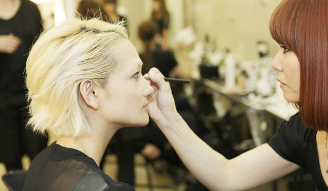 <b>EMILIO PUCCI｜エミリオ・プッチ　2010-11年秋冬コレクション　</b><br />モデルの富永 愛さんと、メイクチーフの耕 万理子さん。