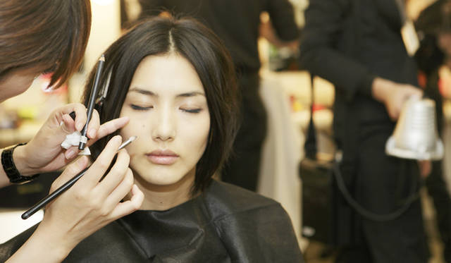 <b>EMILIO PUCCI｜エミリオ・プッチ　2010-11年秋冬コレクション　</b><br />モデルの小泉深雪さん。最後まできれいに仕上げられていく。