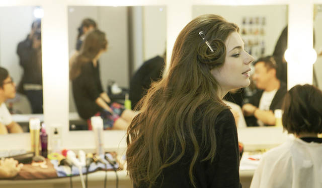 <b>EMILIO PUCCI｜エミリオ・プッチ　2010-11年秋冬コレクション　</b><br />ウェイティングの時間は、おしゃべり。ヘアメイクルームは始終楽しそうな雰囲気。