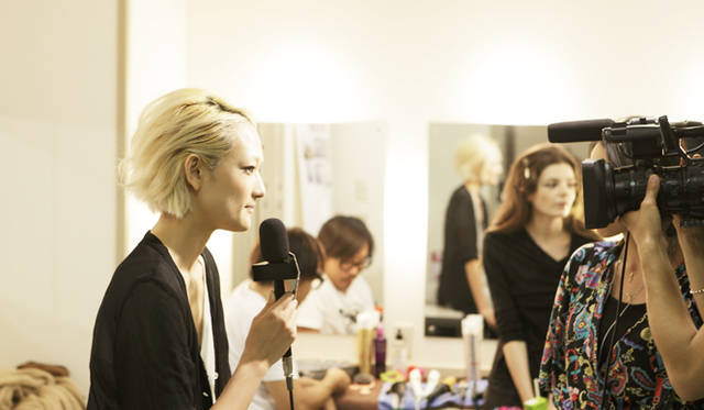 <b>EMILIO PUCCI｜エミリオ・プッチ　2010-11年秋冬コレクション　</b><br />「Fashion TV JAPAN」の取材を受ける冨永 愛さん。