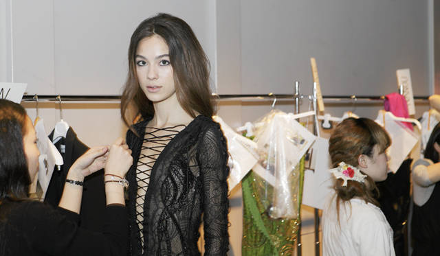 <b>EMILIO PUCCI｜エミリオ・プッチ　2010-11年秋冬コレクション　</b><br />ヘアメイクが終了すると、いよいよバックステージへ。フィッターさんたちによって、みなドレスを身に着けていく。