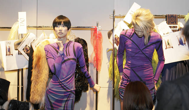 <b>EMILIO PUCCI｜エミリオ・プッチ　2010-11年秋冬コレクション　</b><br />プッチの神秘的なプリントドレスをまとって。左から、モデルのTAO（タオ）さん、冨永 愛さん。