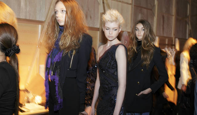 <b>EMILIO PUCCI｜エミリオ・プッチ　2010-11年秋冬コレクション　</b><br />ショーの開始直前、ランウェイの順番通りに並んで、出番を待つモデルたち。