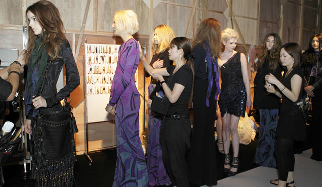 <b>EMILIO PUCCI｜エミリオ・プッチ　2010-11年秋冬コレクション　</b><br />ショーの直前のバックステージ。