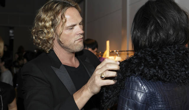 <b>EMILIO PUCCI｜エミリオ・プッチ　2010-11年秋冬コレクション　</b><br />来日したエミリオ・プッチのクリエイティブ・ディレクター、ピーター・デュンダス氏。最後までヘアメイク、ドレスともに、モデルのひとりひとりまで入念にチェックしていく。