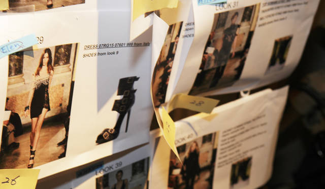 <b>EMILIO PUCCI｜エミリオ・プッチ　2010-11年秋冬コレクション　</b><br />バックステージには、ミラノでおこなわれたランウェイショーのルックと、合わせたアクセサリーが、分かりやすく貼られている。