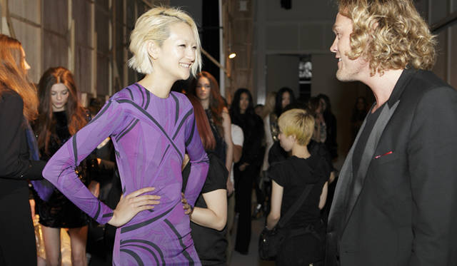 <b>EMILIO PUCCI｜エミリオ・プッチ　2010-11年秋冬コレクション　</b><br />談笑する、モデルの富永 愛さんと、エミリオ・プッチのクリエイティブ・ディレクター、ピーター・デュンダス氏。