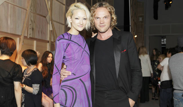 <b>EMILIO PUCCI｜エミリオ・プッチ　2010-11年秋冬コレクション　</b><br />モデルの富永 愛さんと、エミリオ・プッチのクリエイティブ・ディレクター、ピーター・デュンダス氏。