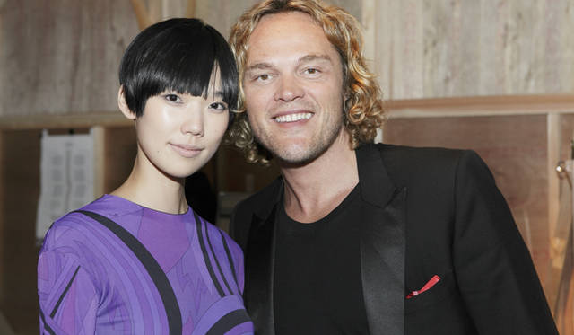 <b>EMILIO PUCCI｜エミリオ・プッチ　2010-11年秋冬コレクション　</b><br />モデルのTAO（タオ）さんと、クリエイティブ・ディレクターのピーター・デュンダス氏。