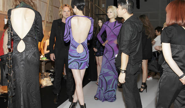 <b>EMILIO PUCCI｜エミリオ・プッチ　2010-11年秋冬コレクション　</b><br />ぐっと大胆にあいたバックスタイルが、センシュアルな魅力を放つ。