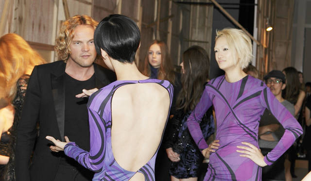 <b>EMILIO PUCCI｜エミリオ・プッチ　2010-11年秋冬コレクション　</b><br />左から、クリエイティブ・ディレクターのピーター・デュンダス氏、モデルのTAO（タオ）さん、冨永 愛さん。