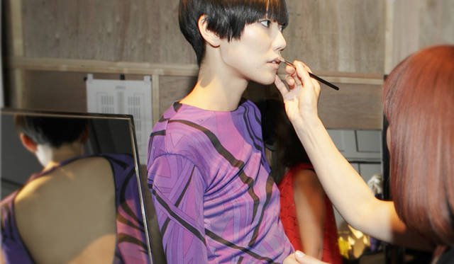 <b>EMILIO PUCCI｜エミリオ・プッチ　2010-11年秋冬コレクション　</b><br />ランウェイに出る１分前まで、メイクの最終仕上げを。モデルのTAO（タオ）さん。ショーのファーストルックを飾った。