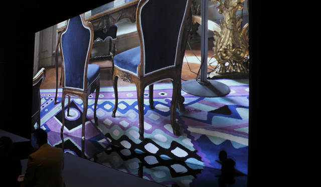 <b>EMILIO PUCCI｜エミリオ・プッチ　2010-11年秋冬コレクション　</b><br />ステージには一面巨大なスクリーンが取り付けられ、プッチプリントが鮮やかに投影された。その頃バックステージでは、「OK,girls……walk strong,powerful！」とピーター・デュンダス氏による最後の演出指導が。