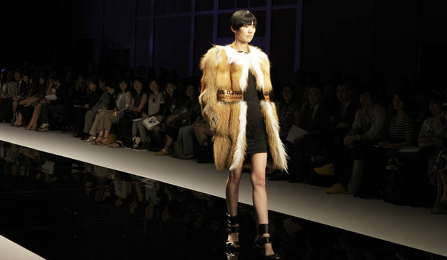 <b>EMILIO PUCCI｜エミリオ・プッチ　2010-11年秋冬コレクション　</b><br />モデルのTAO（タオ）さん。今季のエミリオ・プッチは写真家ヘルムート・ニュートンが表現した、70年代の退廃的ムードをもつヒロイン。