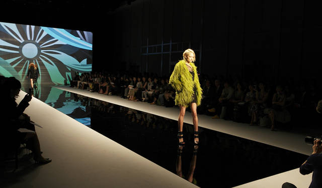 <b>EMILIO PUCCI｜エミリオ・プッチ　2010-11年秋冬コレクション　</b><br />モデルの富永 愛さん。自由奔放で官能的であり、ラグジュアリー。そんな女性像が表現された。