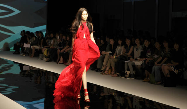 <b>EMILIO PUCCI｜エミリオ・プッチ　2010-11年秋冬コレクション　</b><br />鮮やかなレッドが印象的で目をひくドレス。