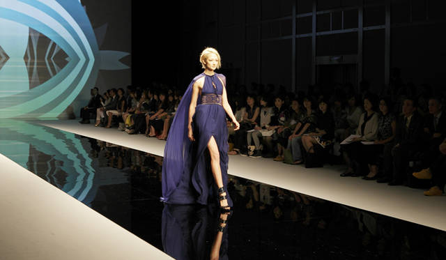 <b>EMILIO PUCCI｜エミリオ・プッチ　2010-11年秋冬コレクション　</b><br />深い色が神秘的な美しさをたたえる。ラストのルックはモデルの富永 愛さんが飾った。