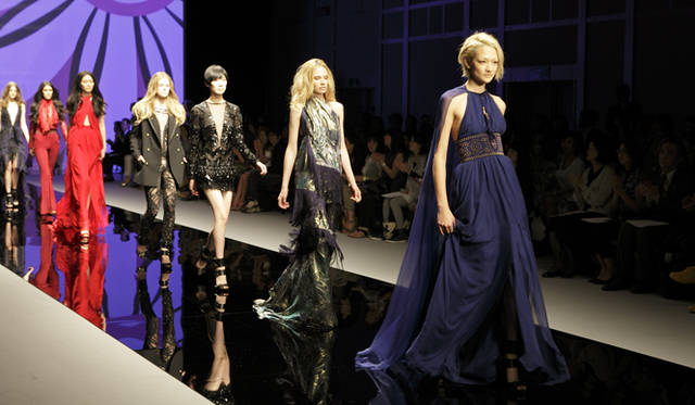 <b>EMILIO PUCCI｜エミリオ・プッチ　2010-11年秋冬コレクション　</b><br />華やかに締めくくられたランウェイショー。