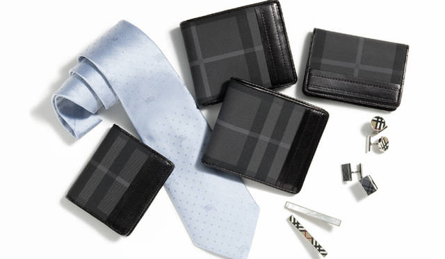 <b>BURBERRY｜バーバリー</b>　右から時計まわりに、パスケース 1万8900円、ラウンドのカフリンクス 2万1000円、スクエアのカフリンクス 2万1000円、タイバー 2万4150円、チェックのタイバー 1万5750円、カードケース 1万8900円、ネクタイ 1万5750円、ウォレット 3万450円、ウォレット 2万150円（すべてバーバリー／バーバリー・インターナショナル）