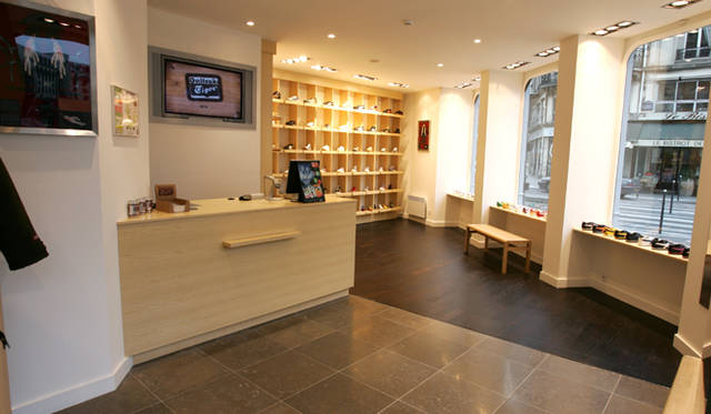 <strong>Onitsuka Tiger｜オニツカタイガー</strong>  　オニツカタイガー パリ店